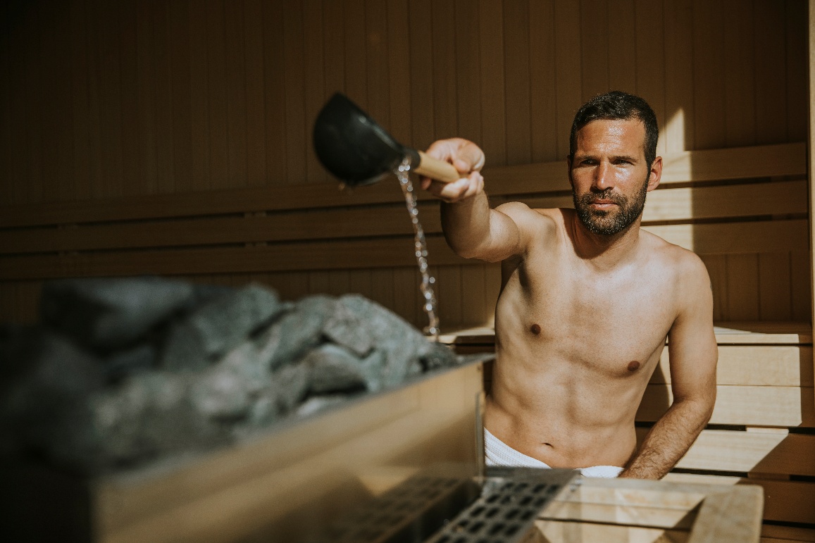 Versare acqua sulle pietre della sauna