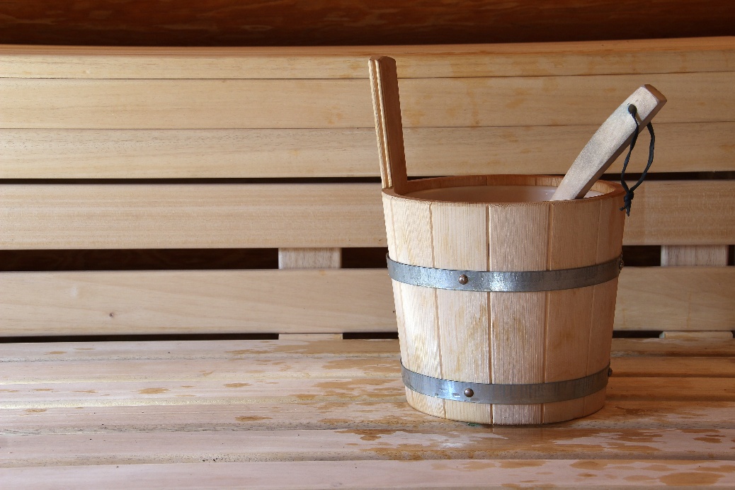 Umidità residua sulle panche della sauna