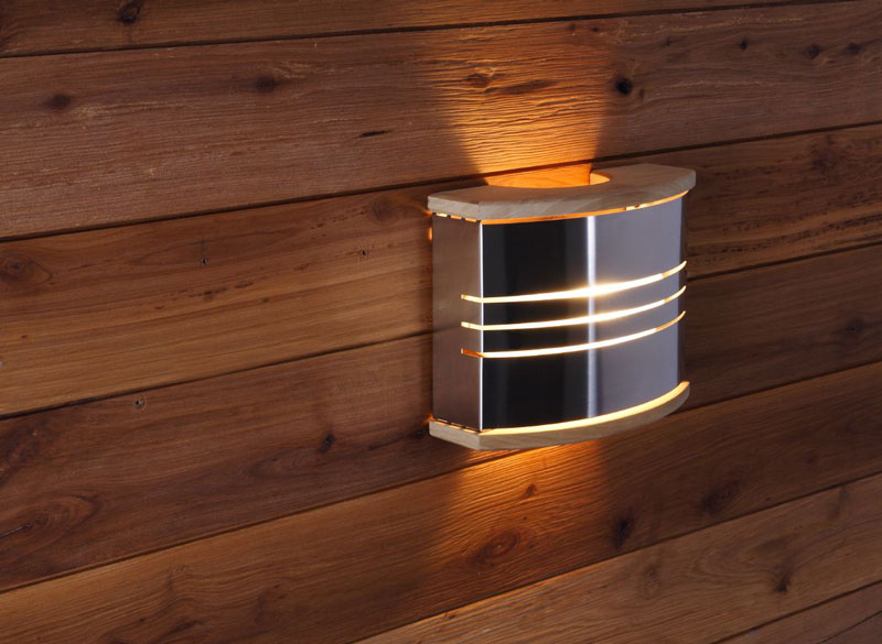Lampada da parete per sauna in metallo e legno, da fissare alla parete della sauna.