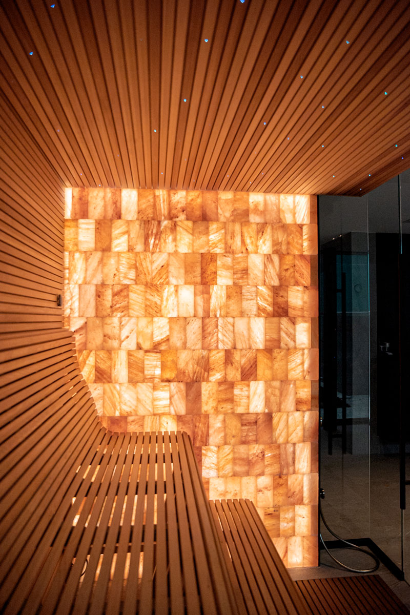 Parete illuminata in mattoni di sale dell'Himalaya e soffitto stellato della sauna.