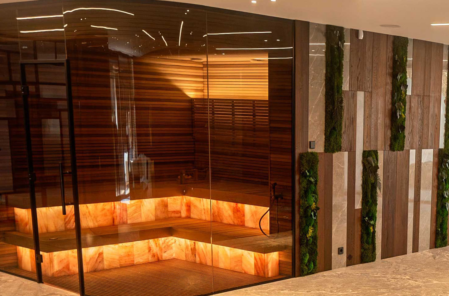 Sauna di lusso con illuminazione d'atmosfera