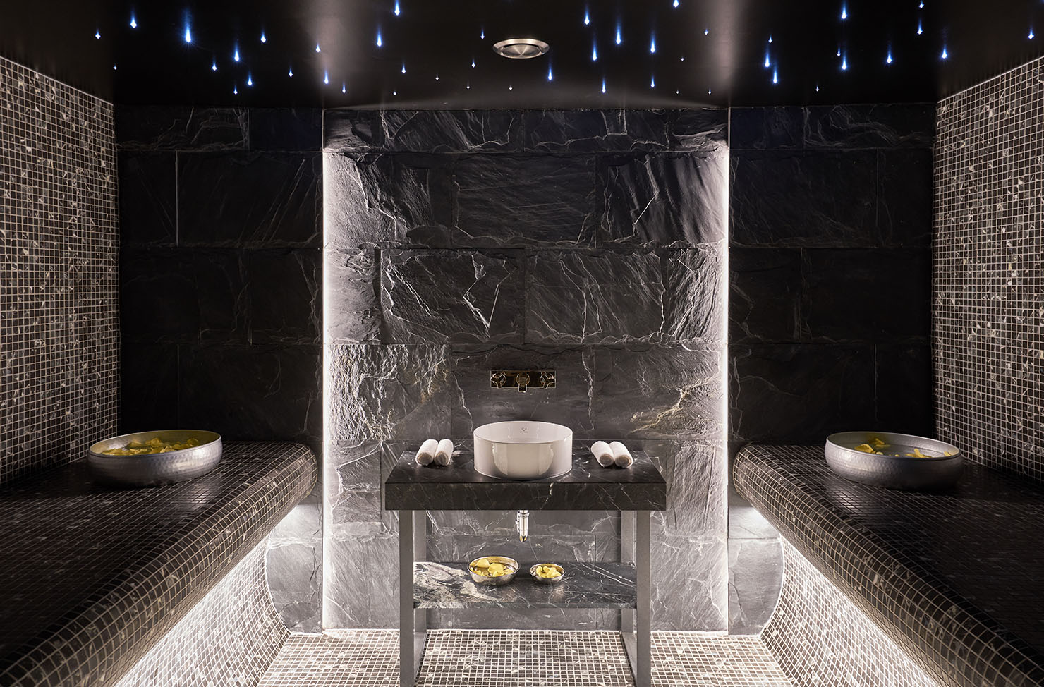 Interno di un bagno turco in pietra scura