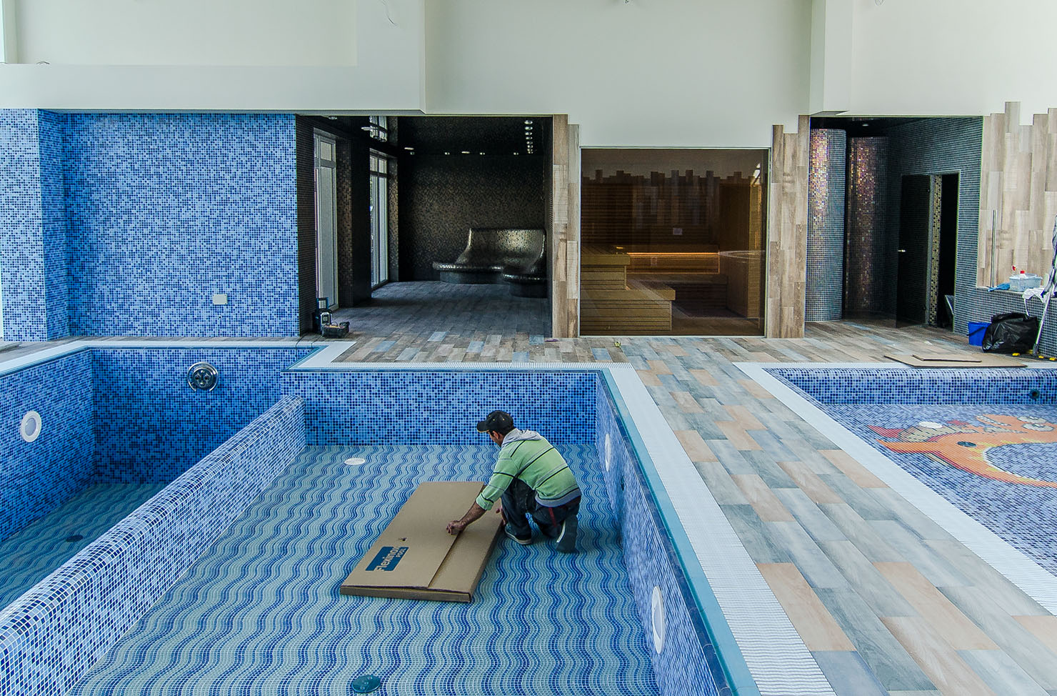Lavori di piastrellatura di una piscina