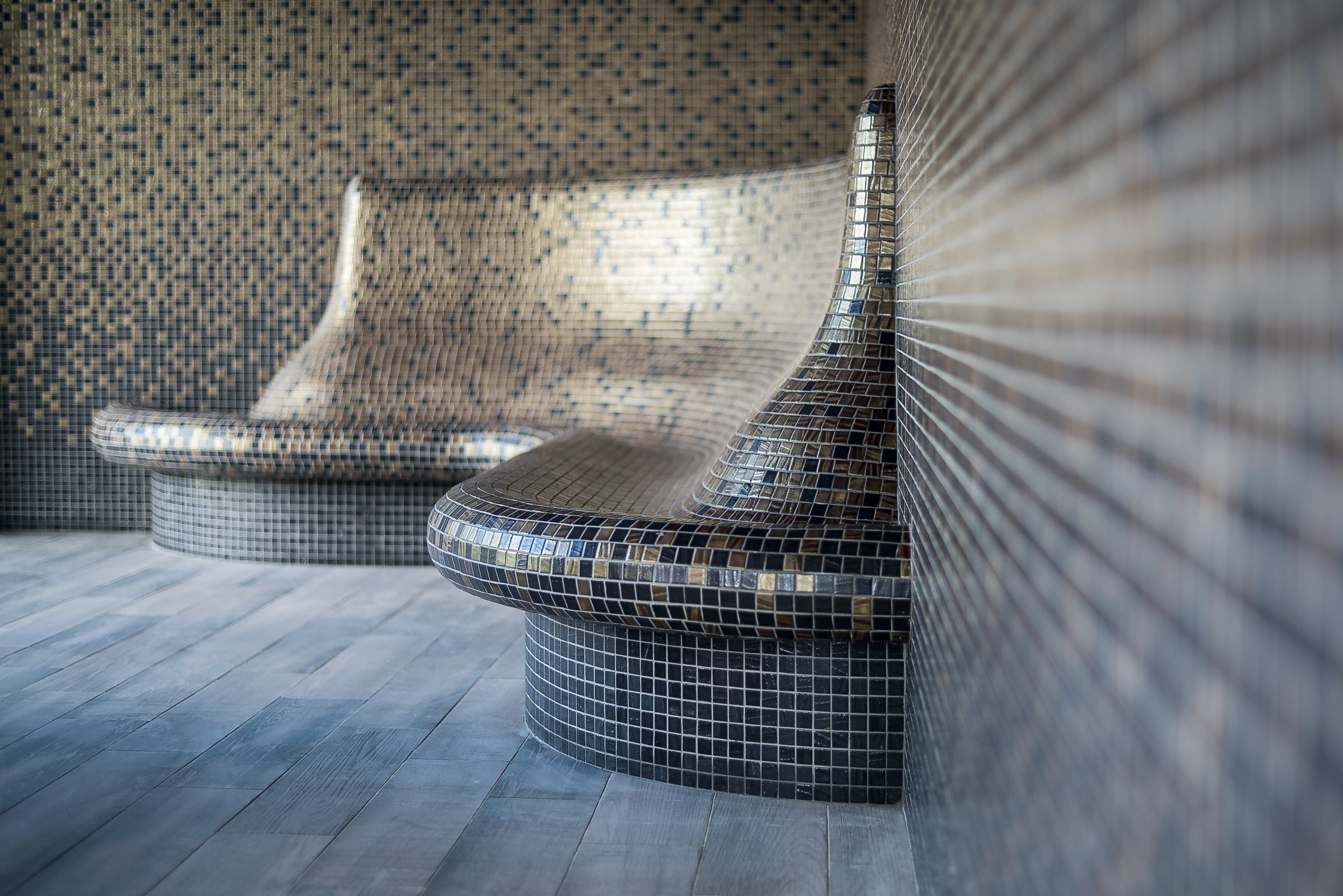 Installazione delle panche di un bagno turco