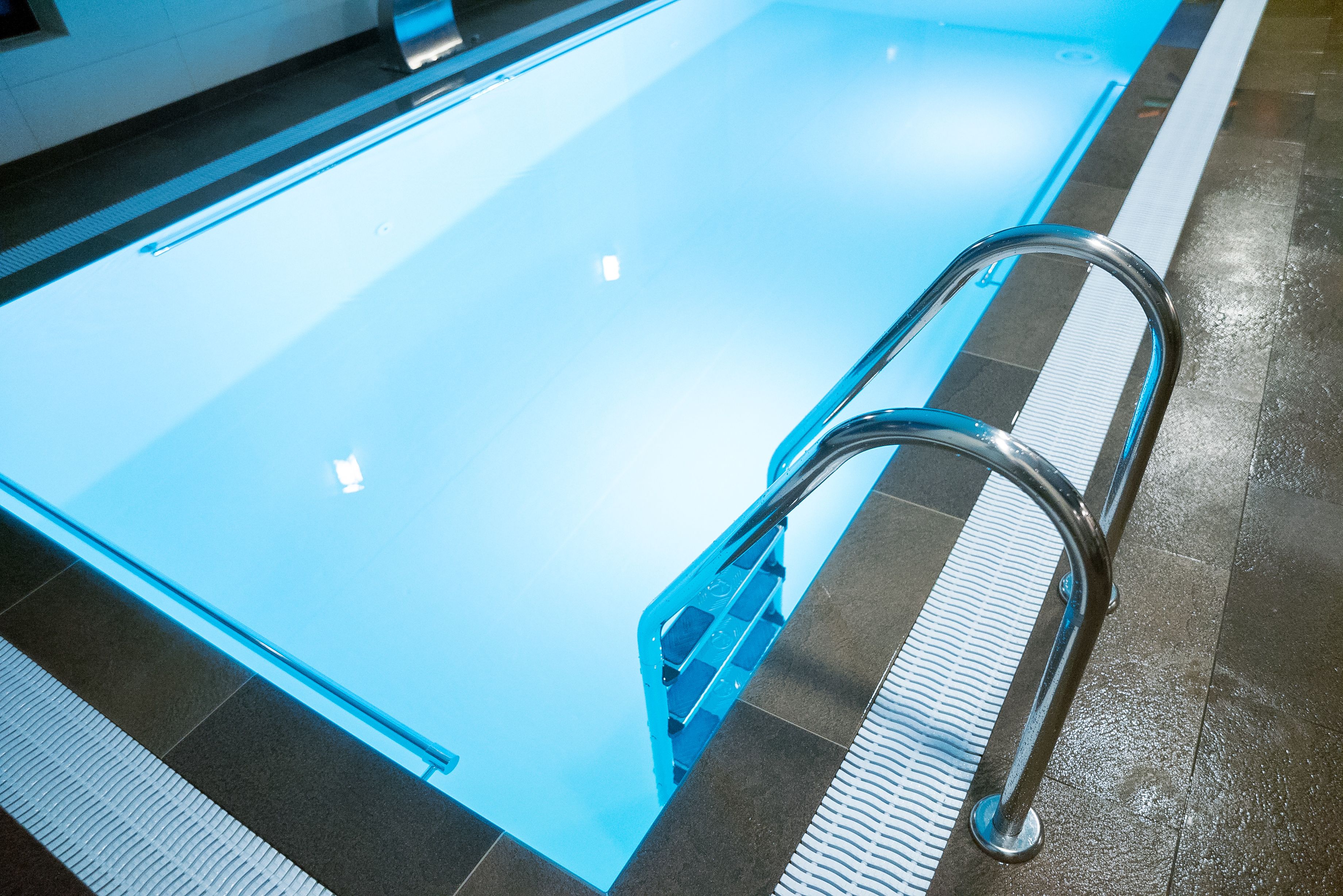Scaletta e finitura interna di una piscina