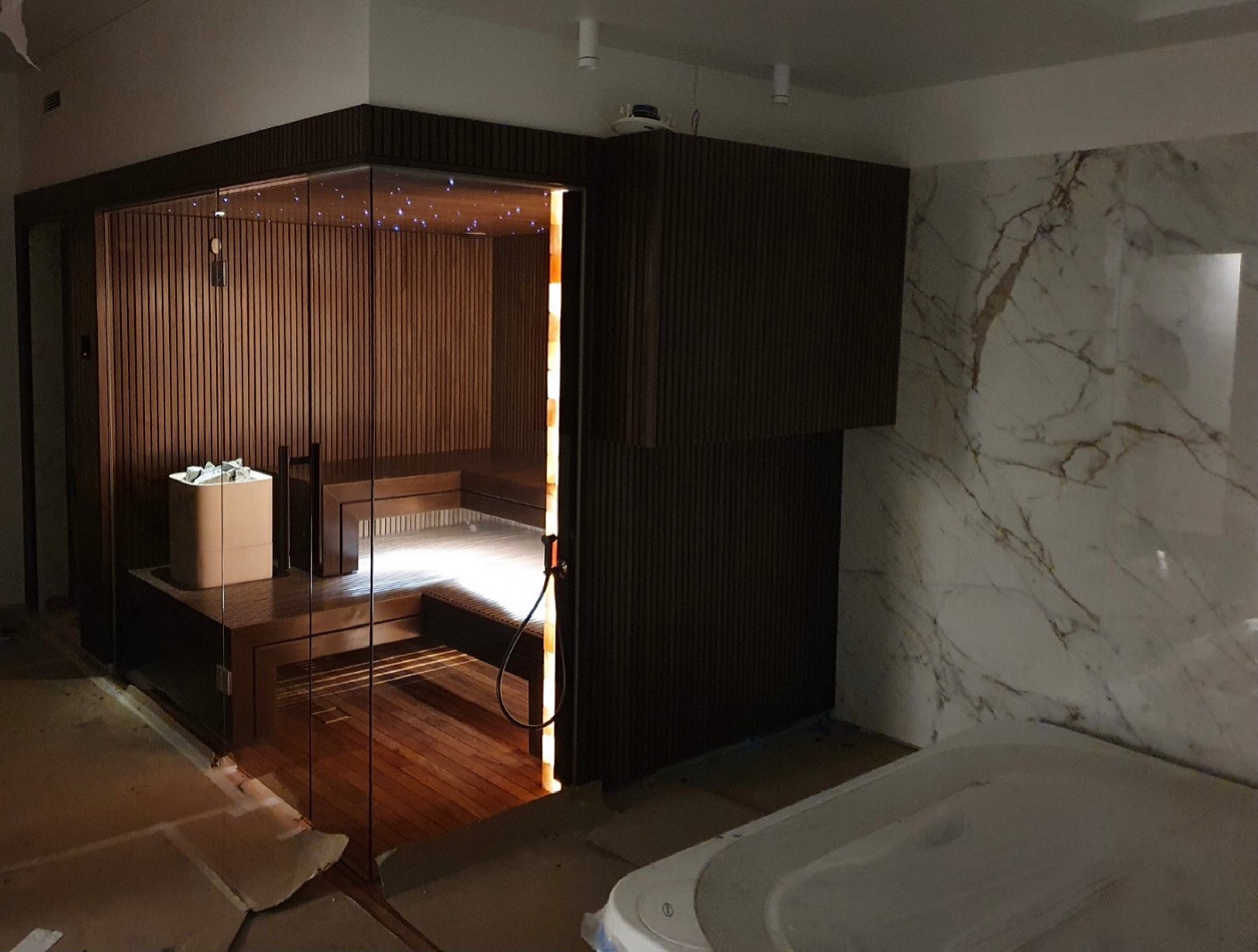 Interno moderno di una sauna scura
