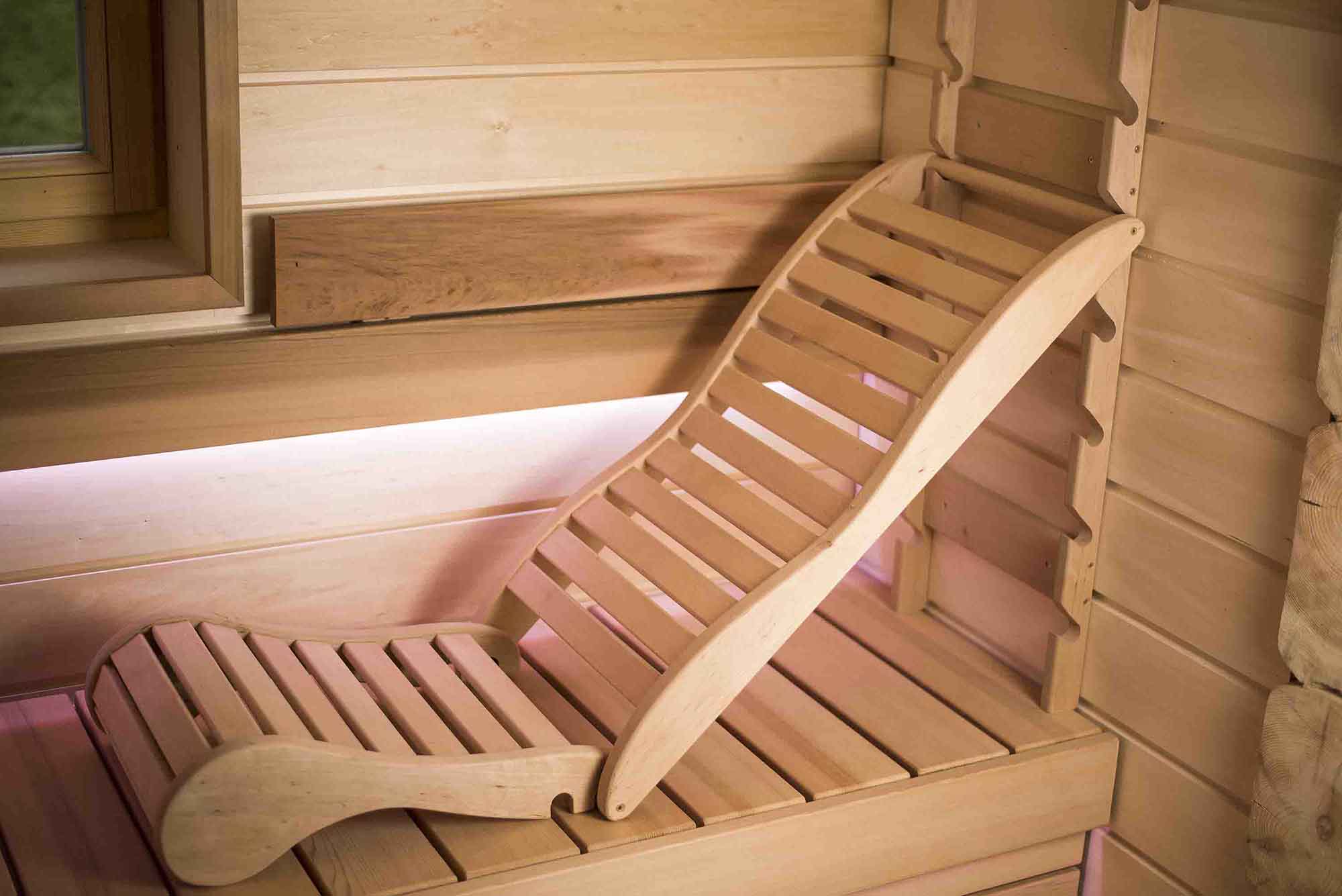 Interno di una sauna in legno chiaro