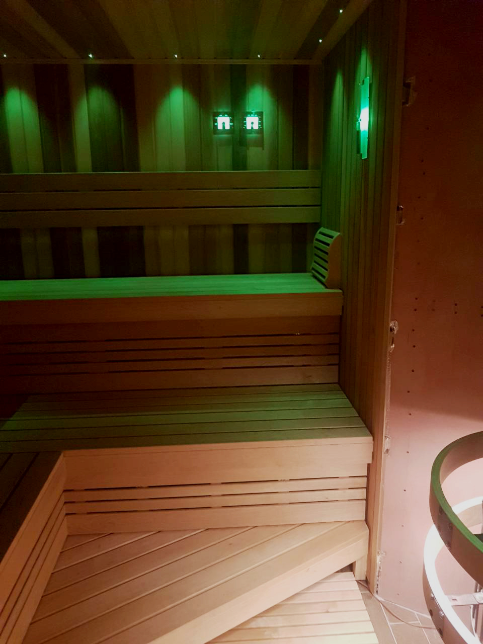 Sauna con legno di ontano e cedro canadese