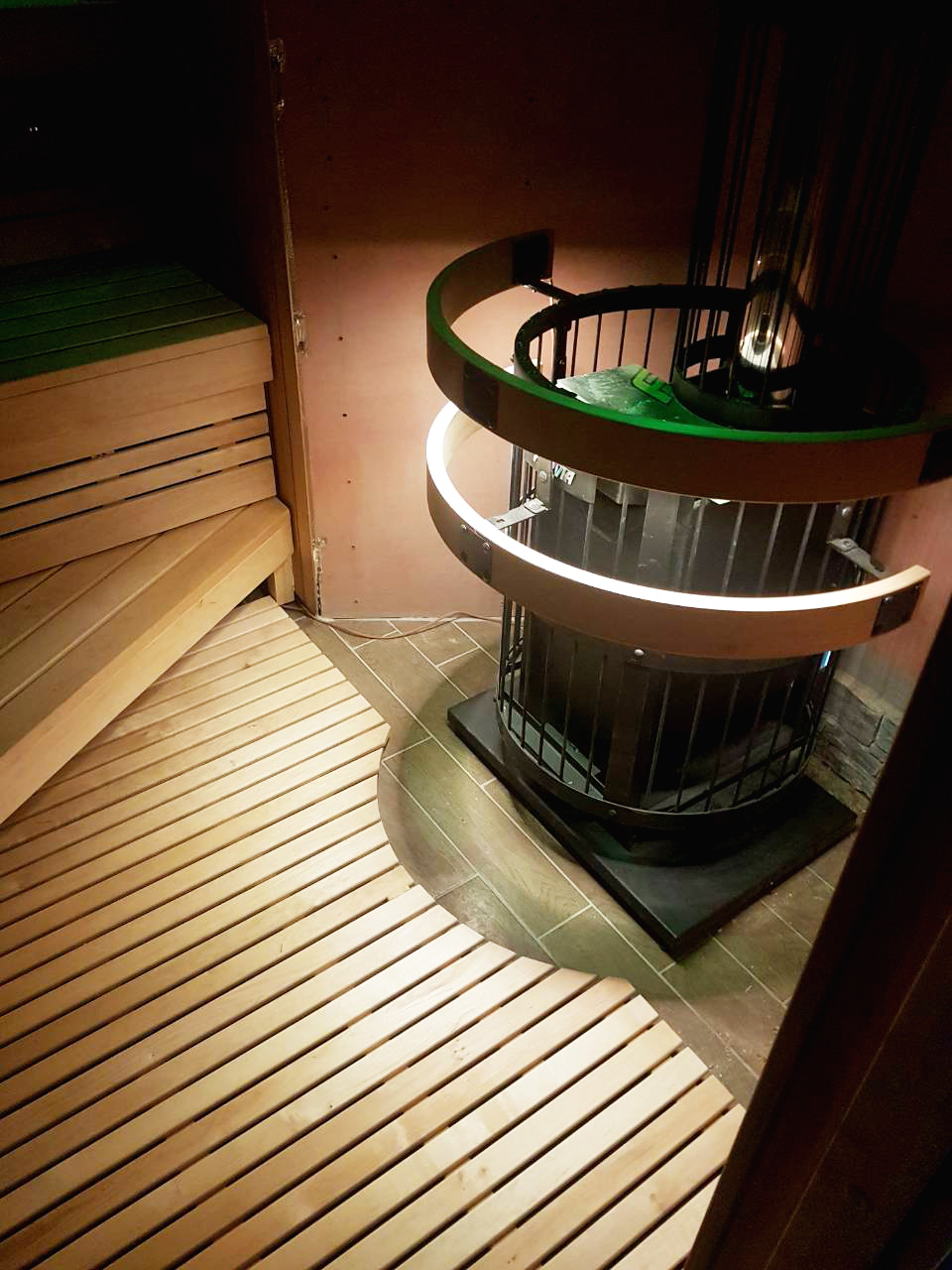 Sauna con legno di ontano e cedro canadese