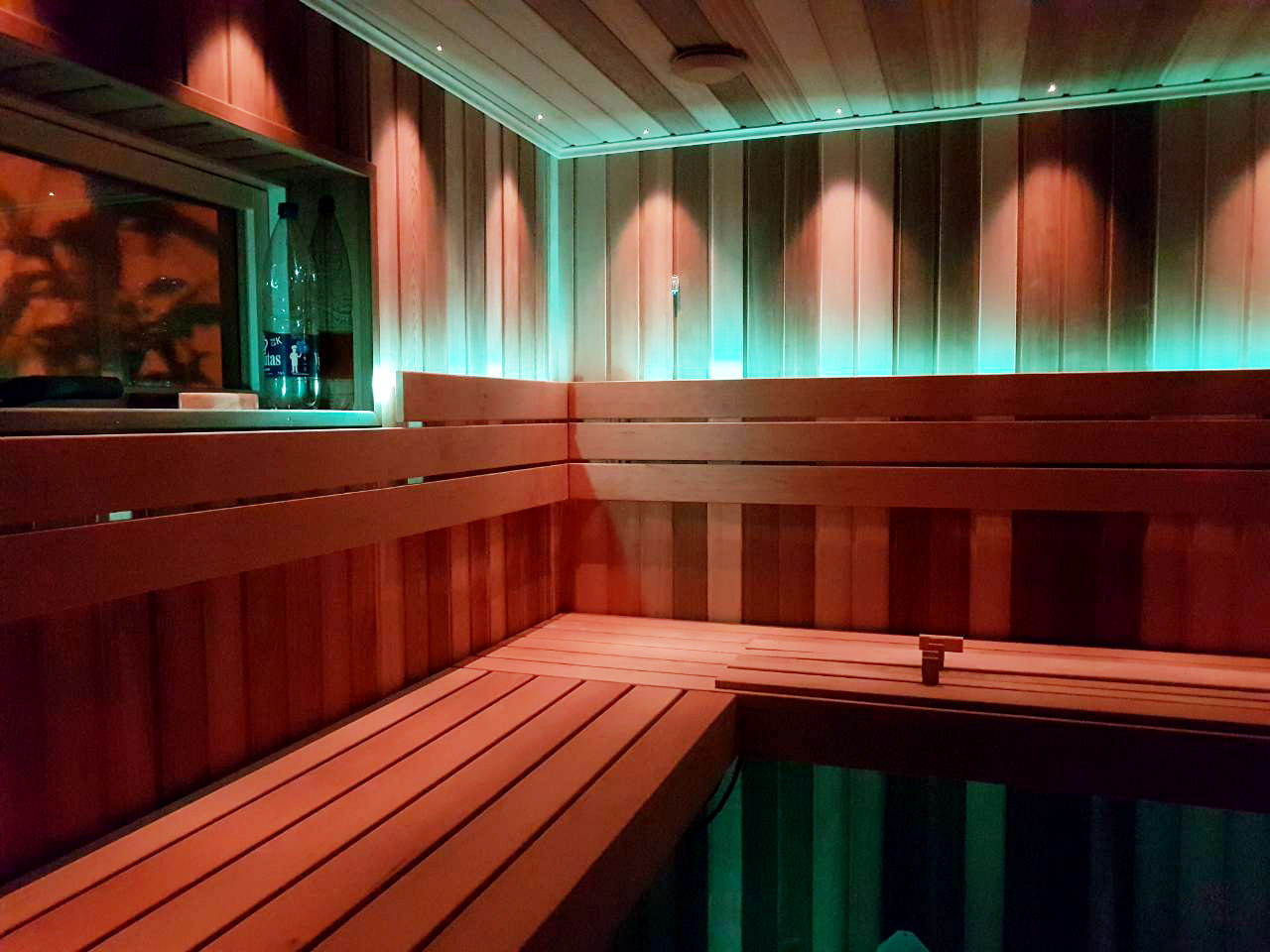 Sauna con legno di ontano e cedro canadese