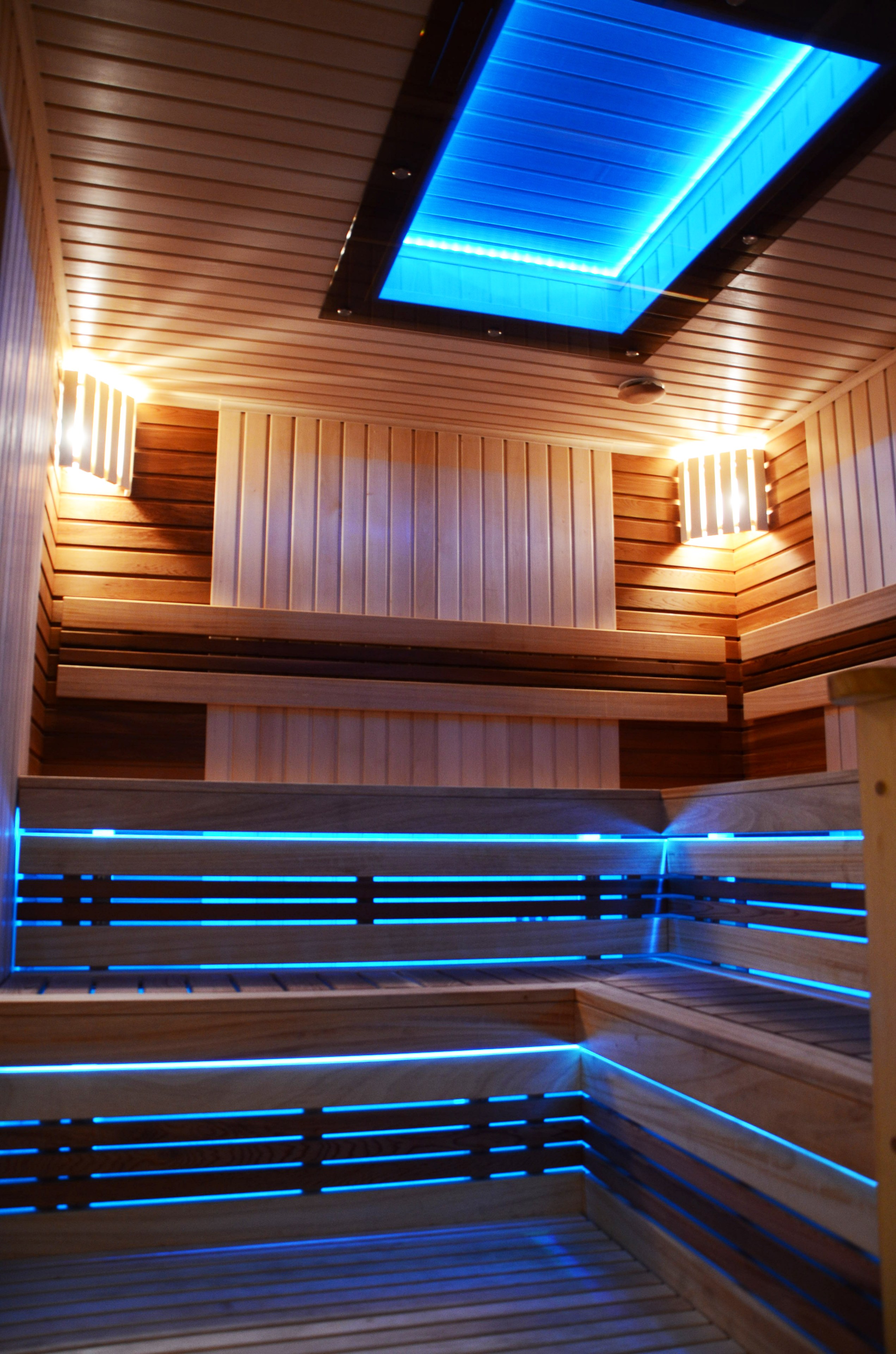 Sauna con stufa a legna e soffitto in vetro