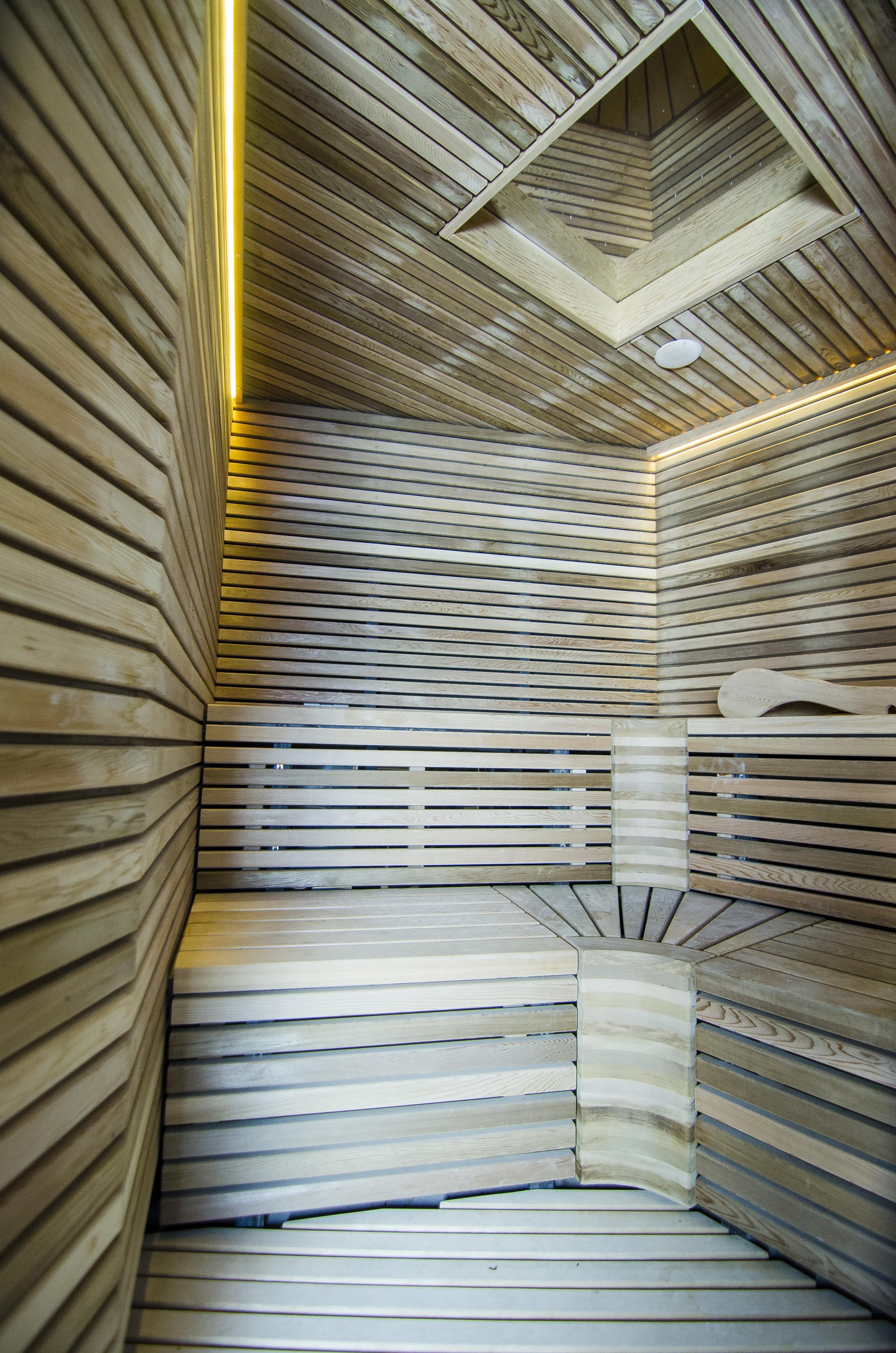 Sauna con panca ergonomica e legno di cedro