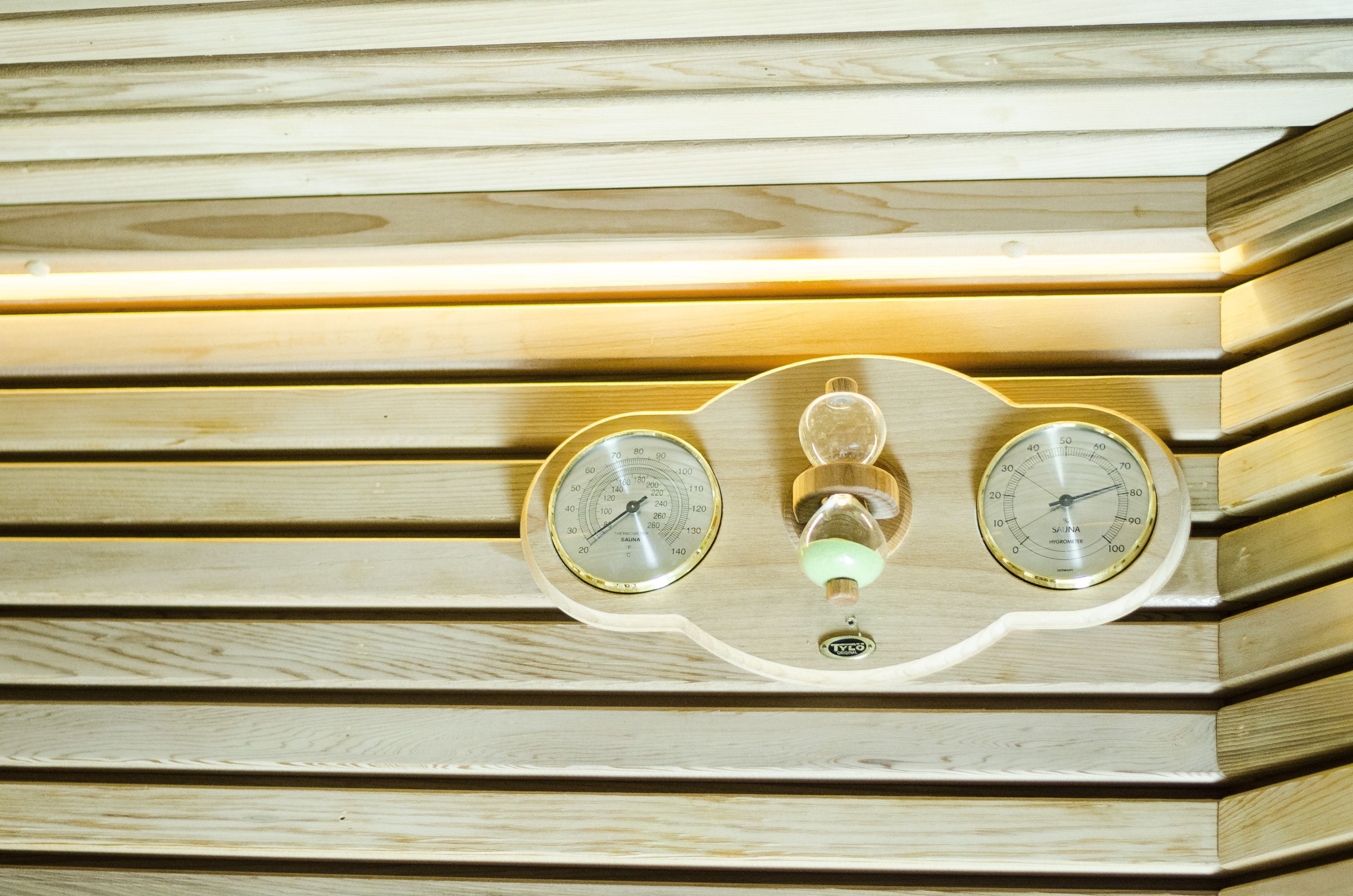 Sauna con panca ergonomica e legno di cedro