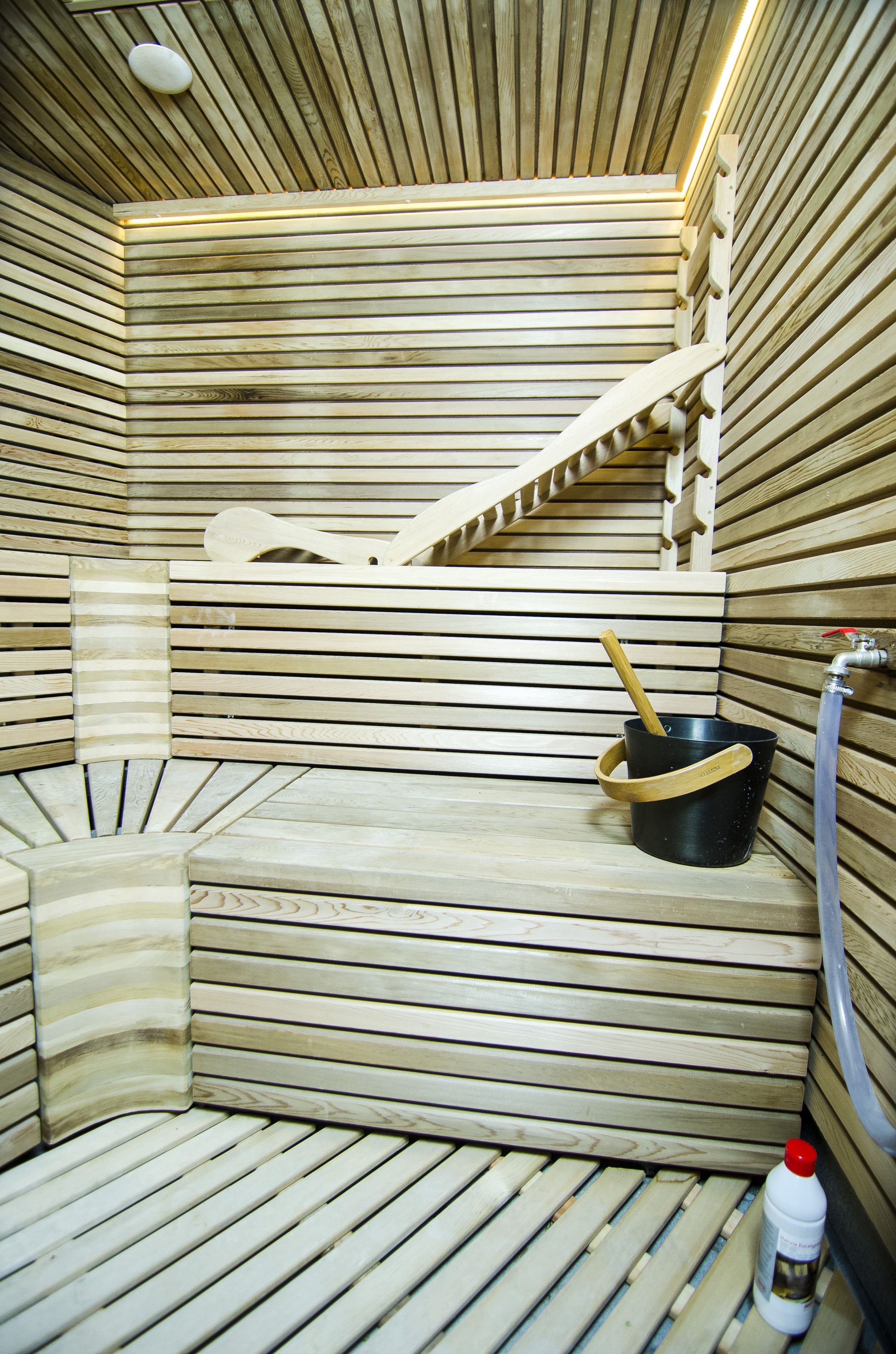 Sauna con panca ergonomica e legno di cedro
