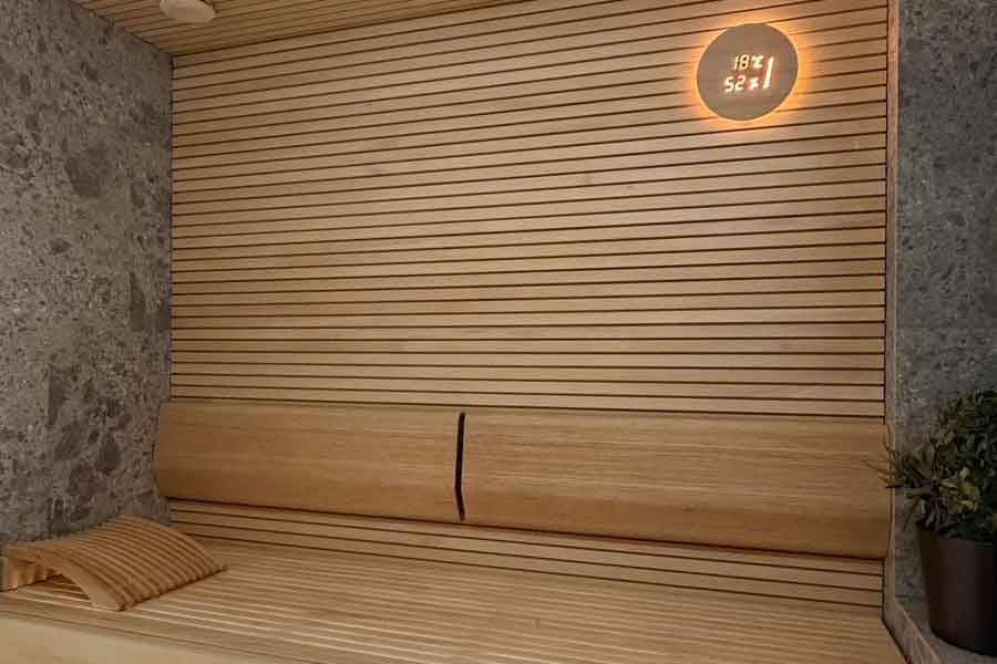 Sauna con finiture in legno e pietra