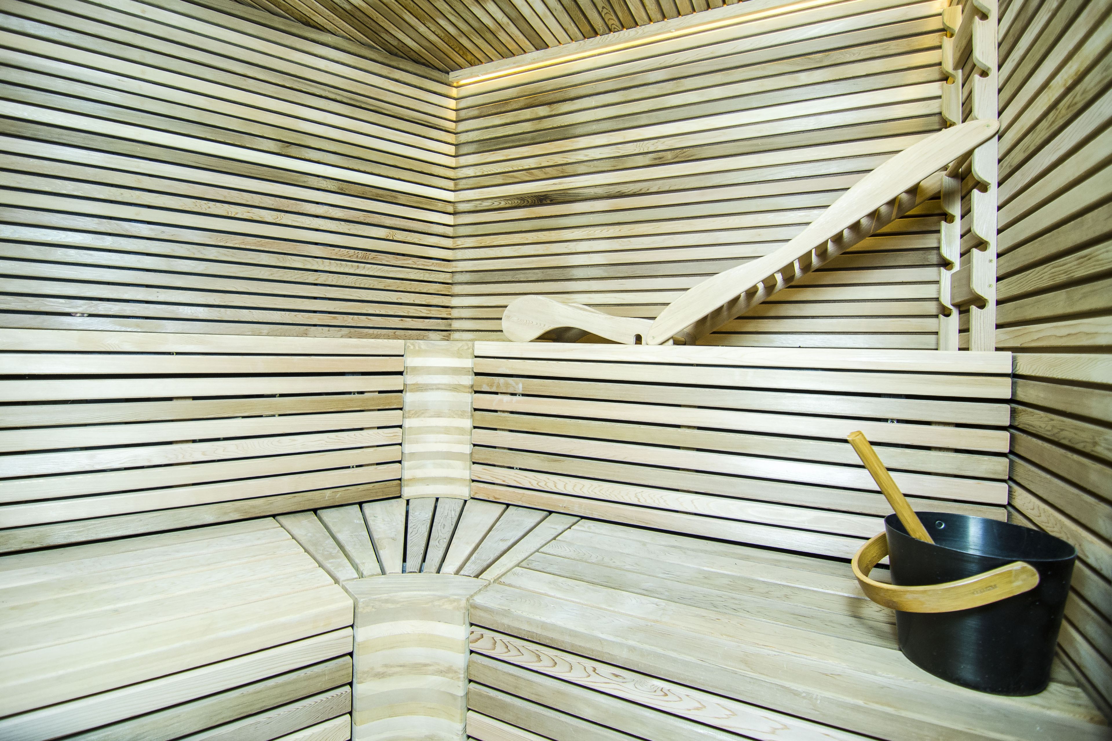 Sauna con panca ergonomica e legno di cedro