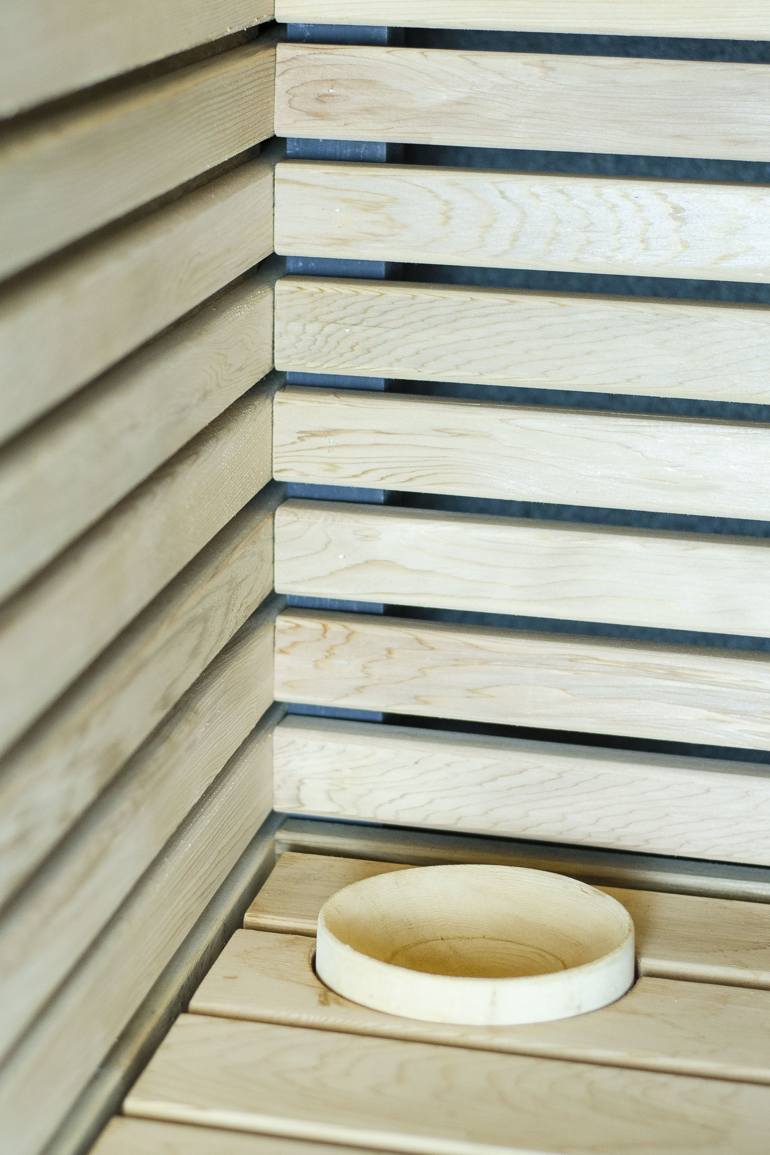 Sauna con panca ergonomica e legno di cedro