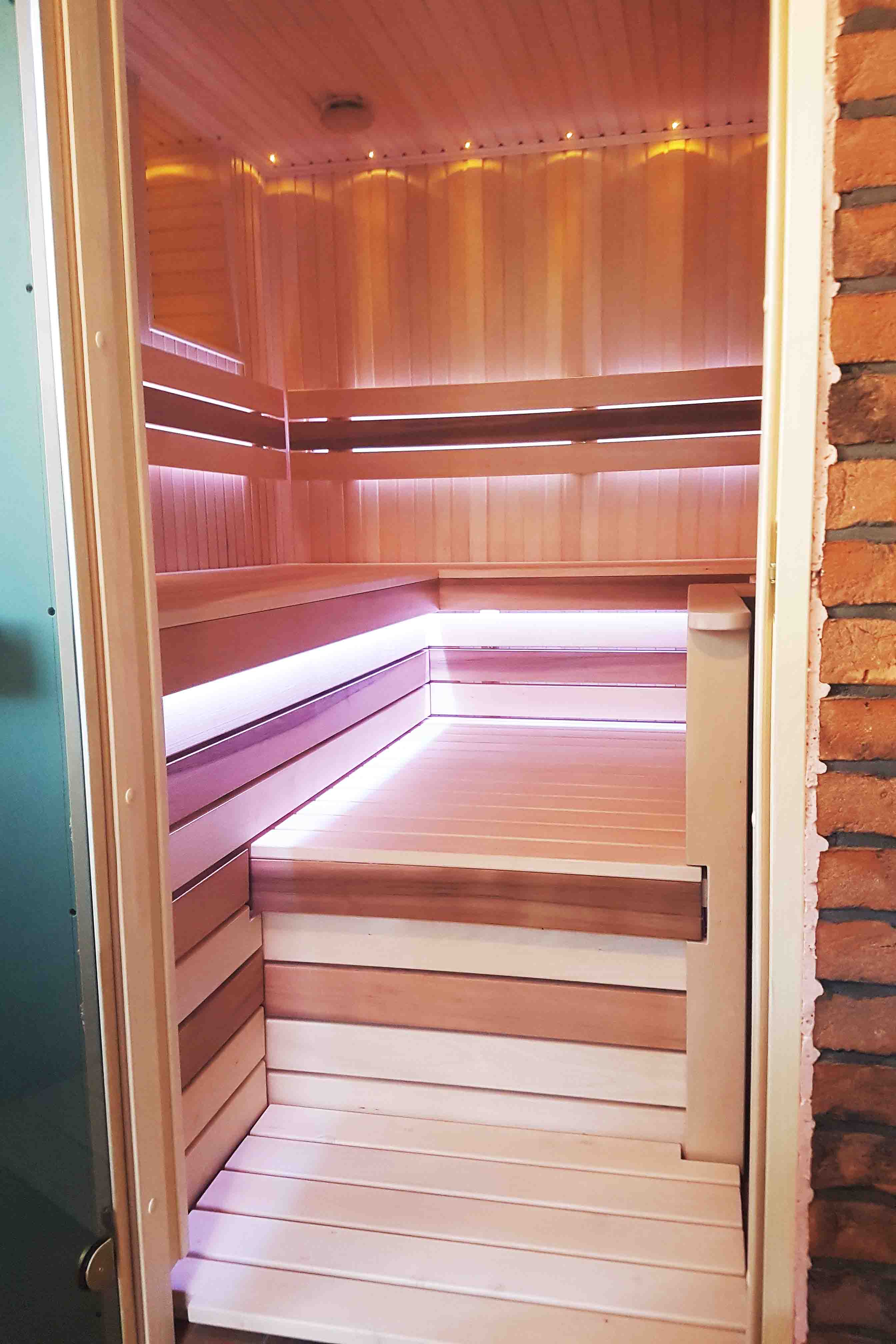 Sauna con stufa a legna e focolare esterno
