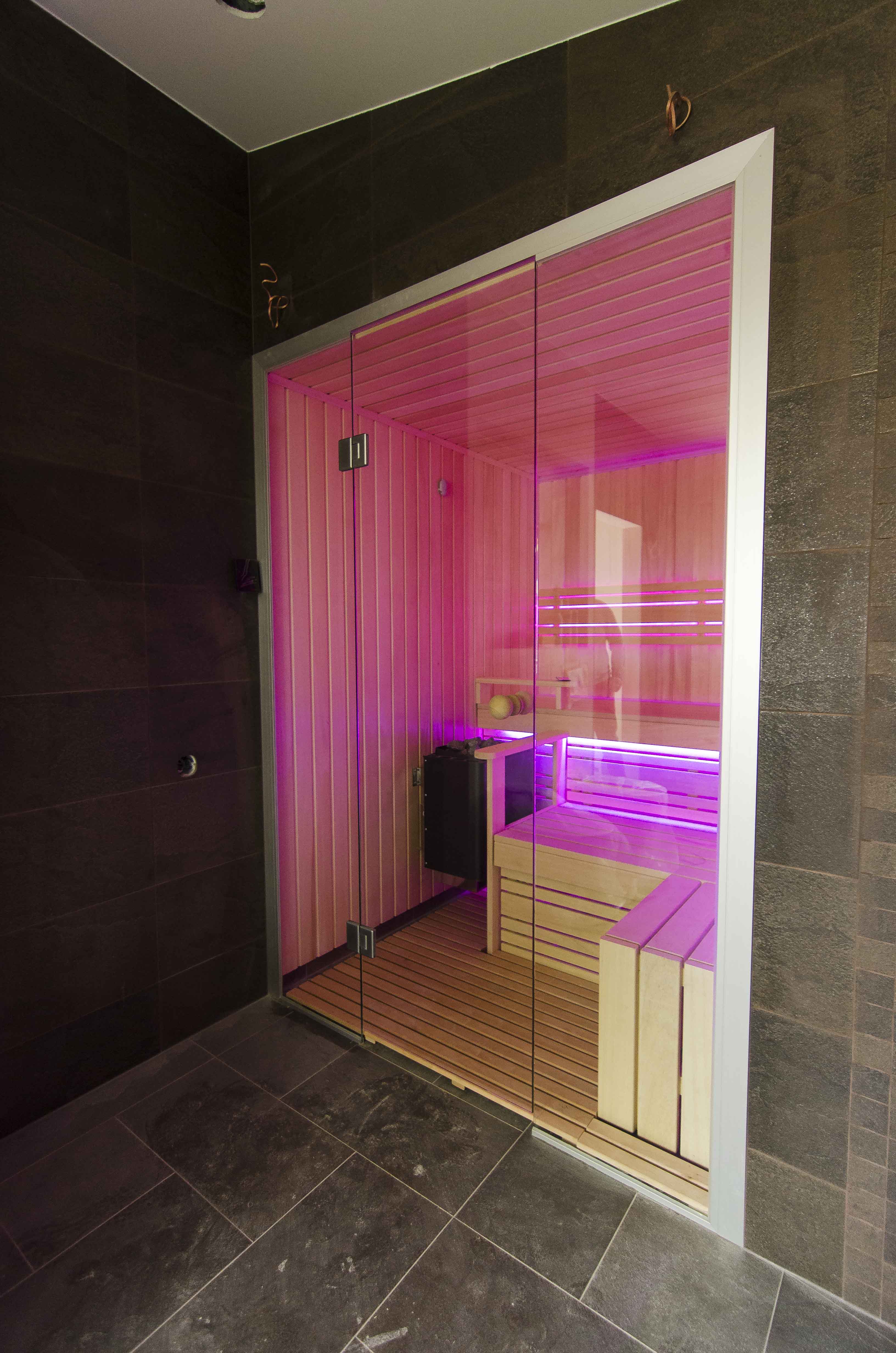 Sauna con illuminazione a LED colorata e sistema audio