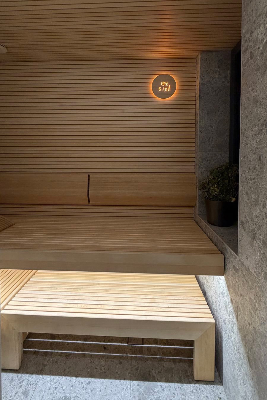 Sauna con finiture in legno e pietra