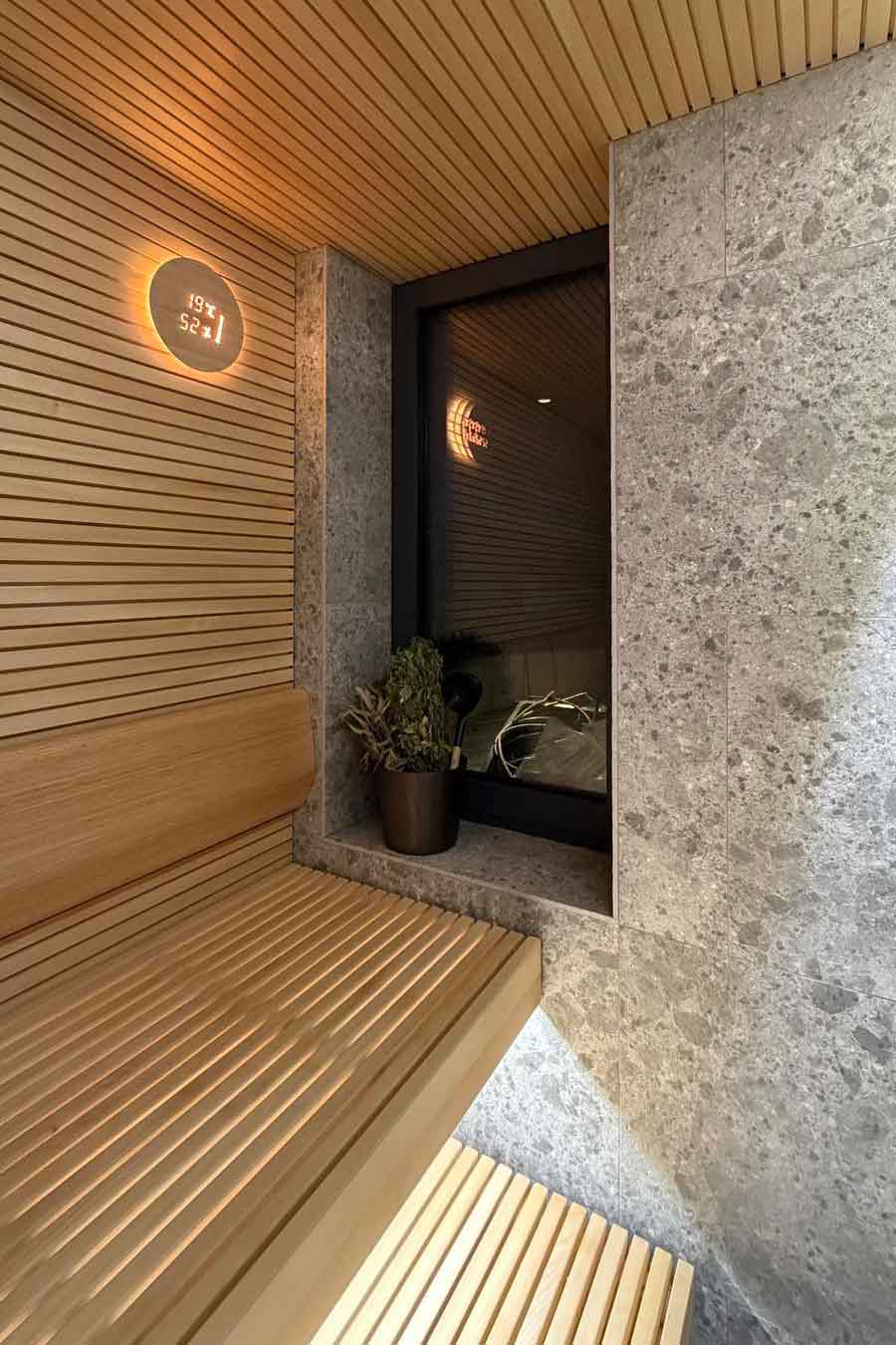 Sauna con finiture in legno e pietra