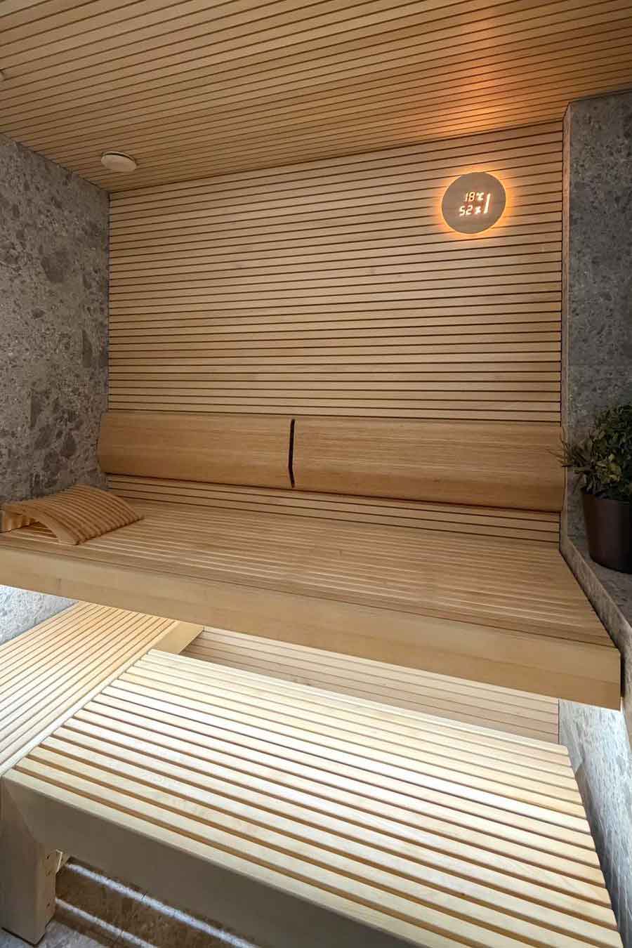 Sauna con finiture in legno e pietra