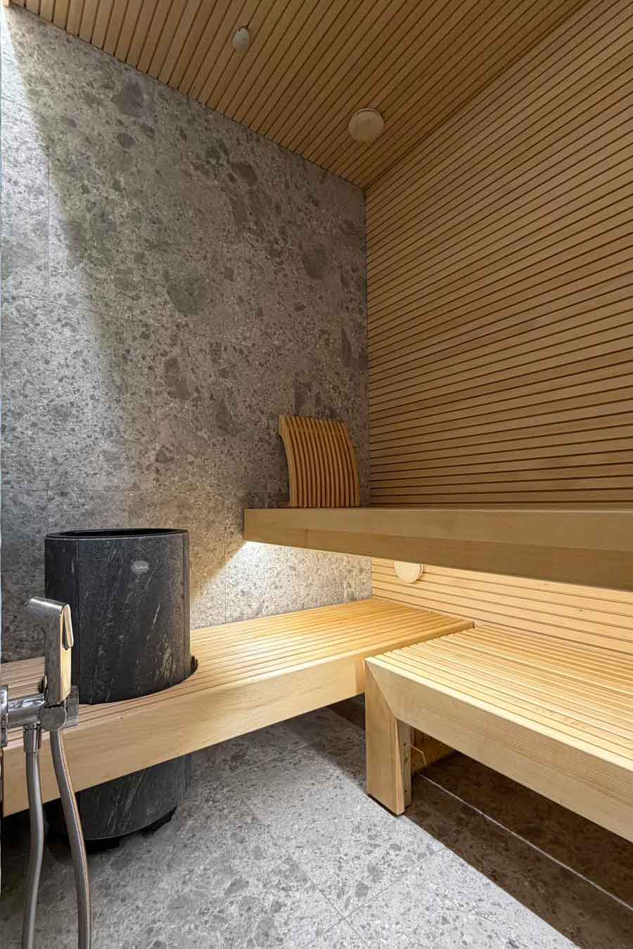Sauna con finiture in legno e pietra