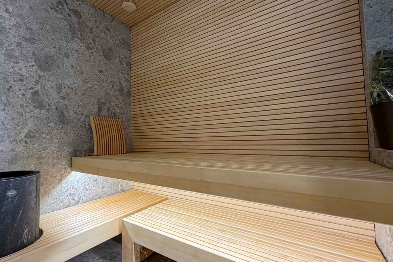 Sauna con finiture in legno e pietra