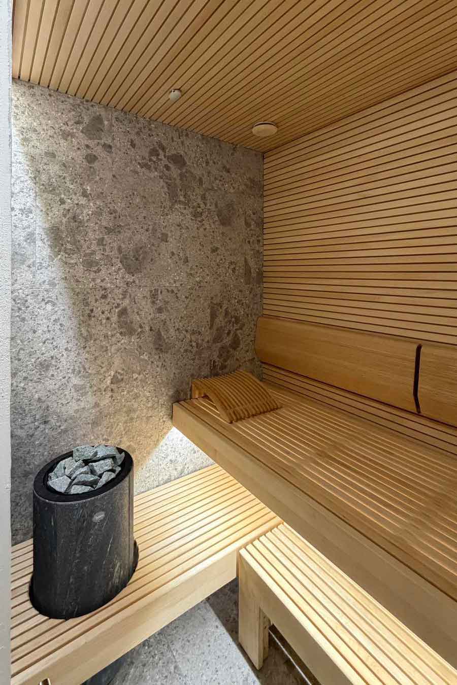 Sauna con finiture in legno e pietra