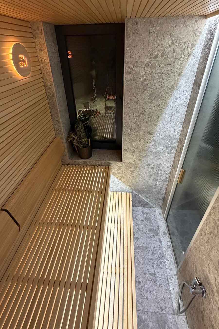 Sauna con finiture in legno e pietra