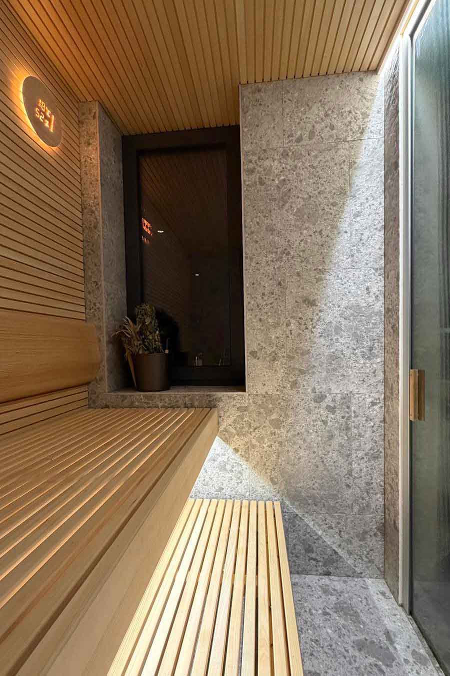Sauna con finiture in legno e pietra